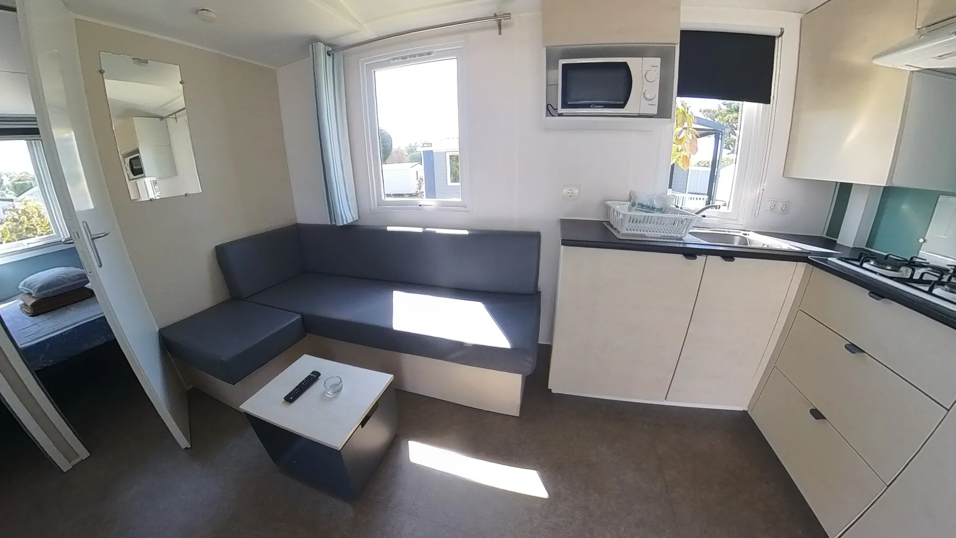 salon van het mobiele huis Marina en Marina Park Camping Playa Joyel